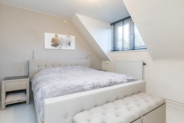 Foto - Verkocht onder voorbehoud: Instapklare gemoderniseerde hoekwoning uit 1920 met 4 slaapkamers, aanbouw met leef keuken en bijkeuken, eigen oprit (2 auto's) en een onderhoudsvriendelijke tuin gelegen op het Zuiden.